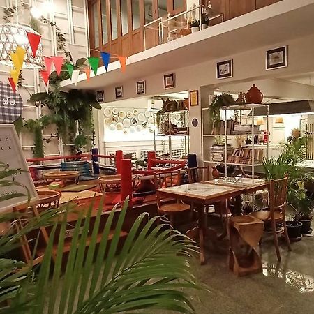 Fun Cafe & Hostel Бангкок Экстерьер фото