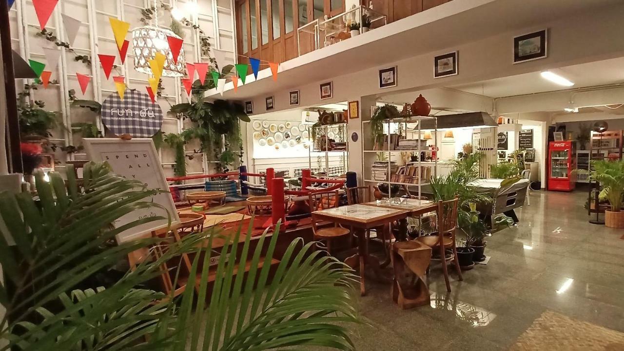 Fun Cafe & Hostel Бангкок Экстерьер фото